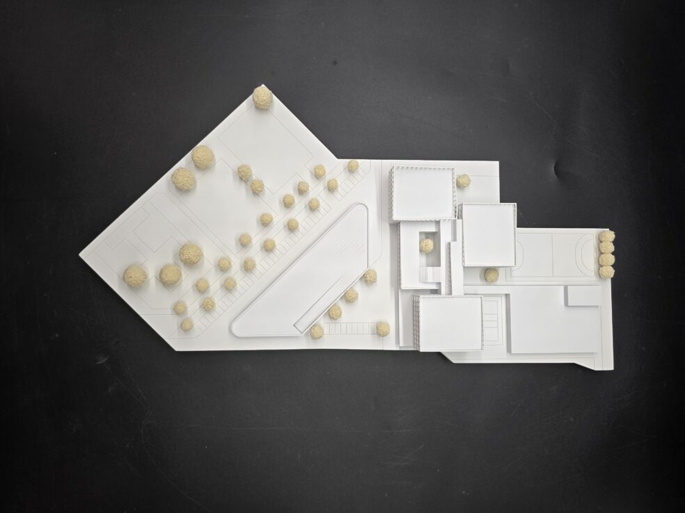 Ein Architekturmodelle für einen Wettbewerb als WBW-Modell in weiß und mit Vegetation
