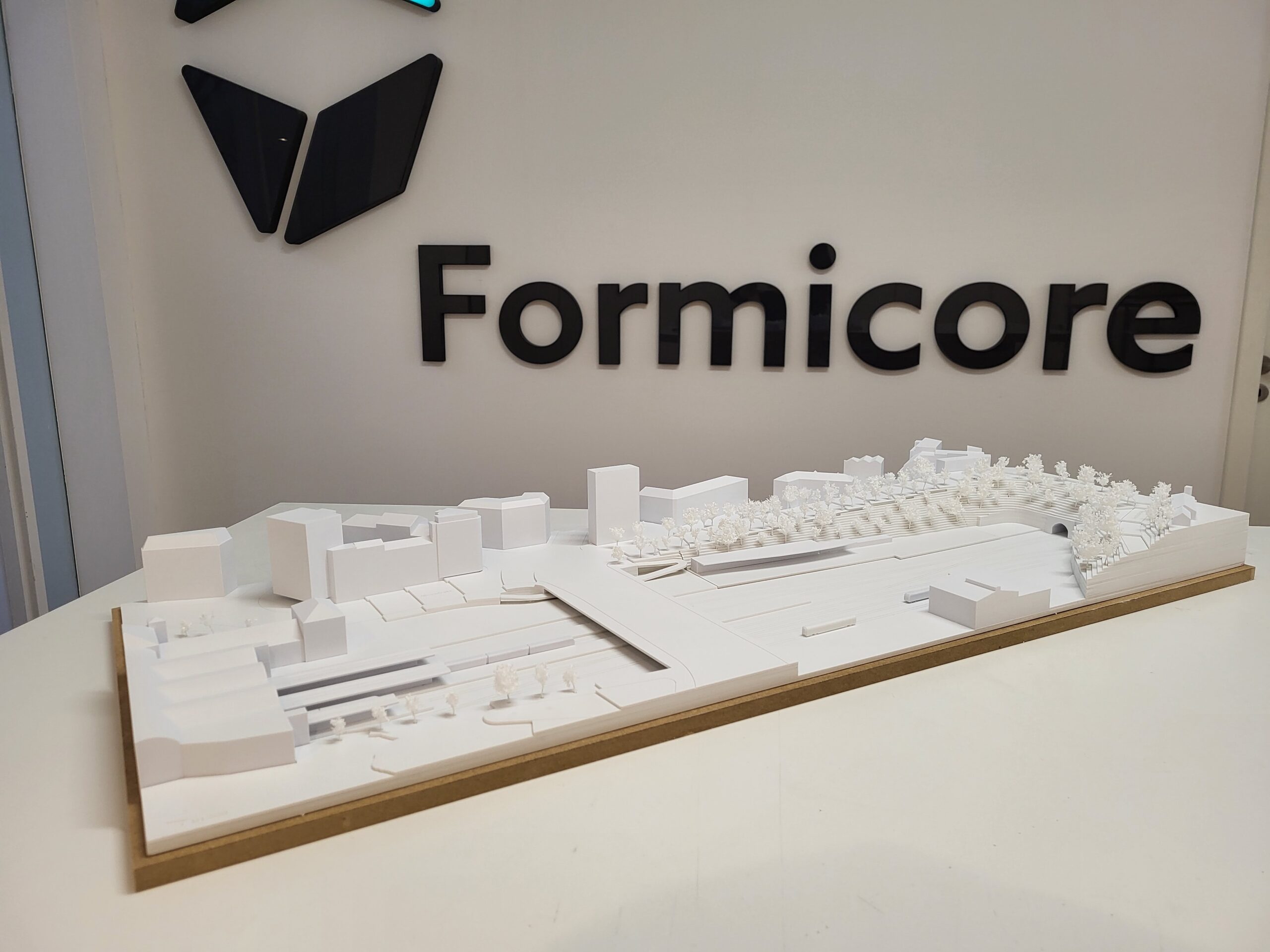 Ein Architekturmodell auf einem Tisch in einem Eingangsbereich der Formicore GmbH.