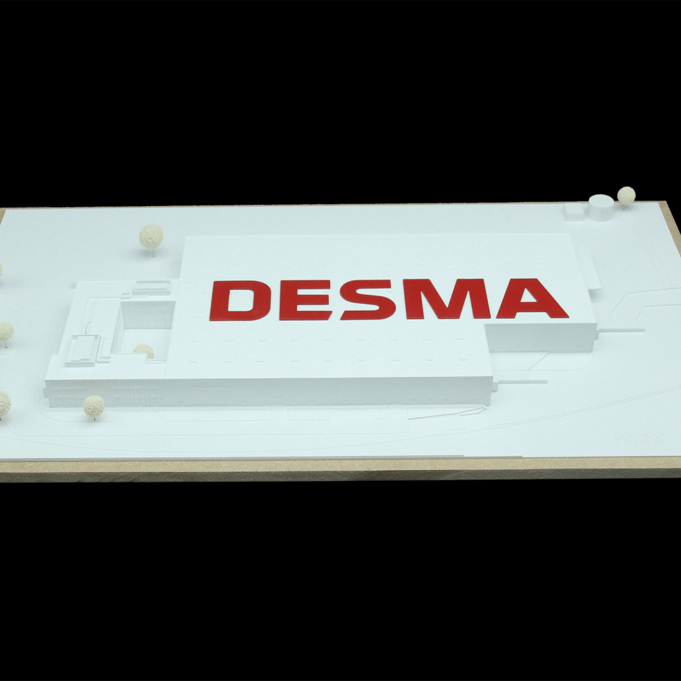 Fabrikkgebäude einer Maschinenbaufirma aus dem 3D Drucker in weiß