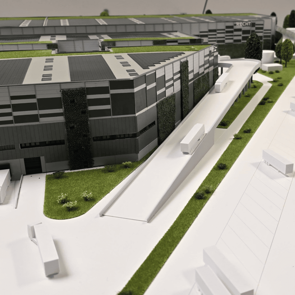 Architekturmodell des Fusion One Logistikzentrums mit Straßenführung und Rampen