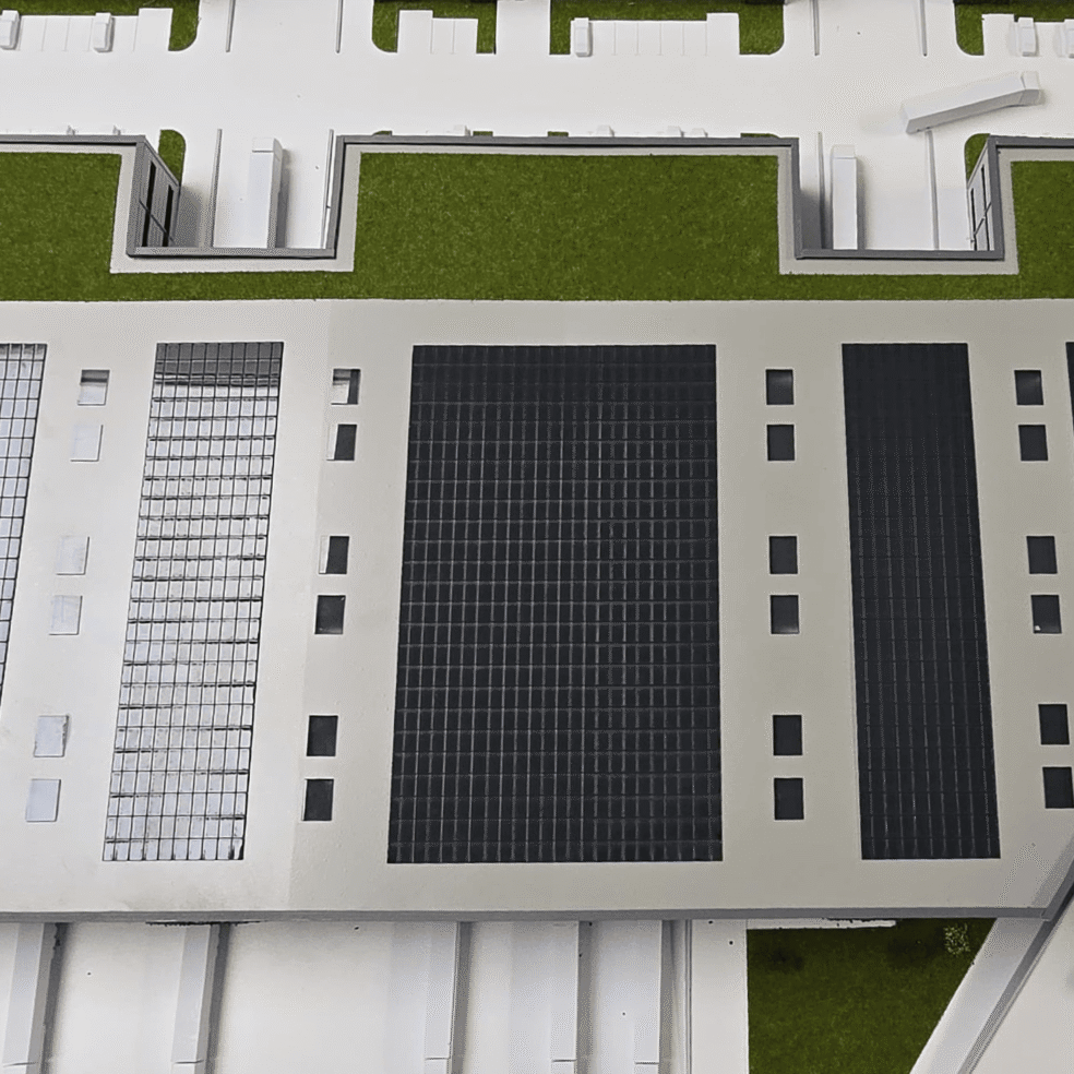 Topansicht des Architekturmodells mit Photovoltaikanlagen auf den Dachflächen des Logistikzentrums
