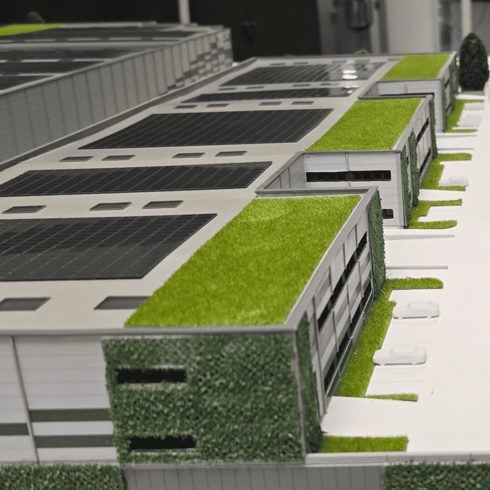 Detailansicht der Fassade im Architekturmodell des Fusion One Logistikzentrums mit farblich abgesetzten Fassadenfeldern