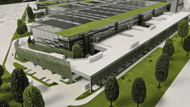 Architekturmodell des Fusion One Logistikzentrums mit großflächiger Logistikhalle, Straßenführung und Auffahrrampen