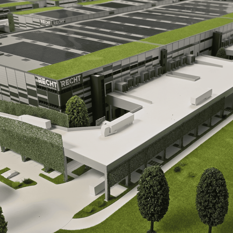 Architekturmodell des Fusion One Logistikzentrums mit großflächiger Logistikhalle, Straßenführung und Auffahrrampen
