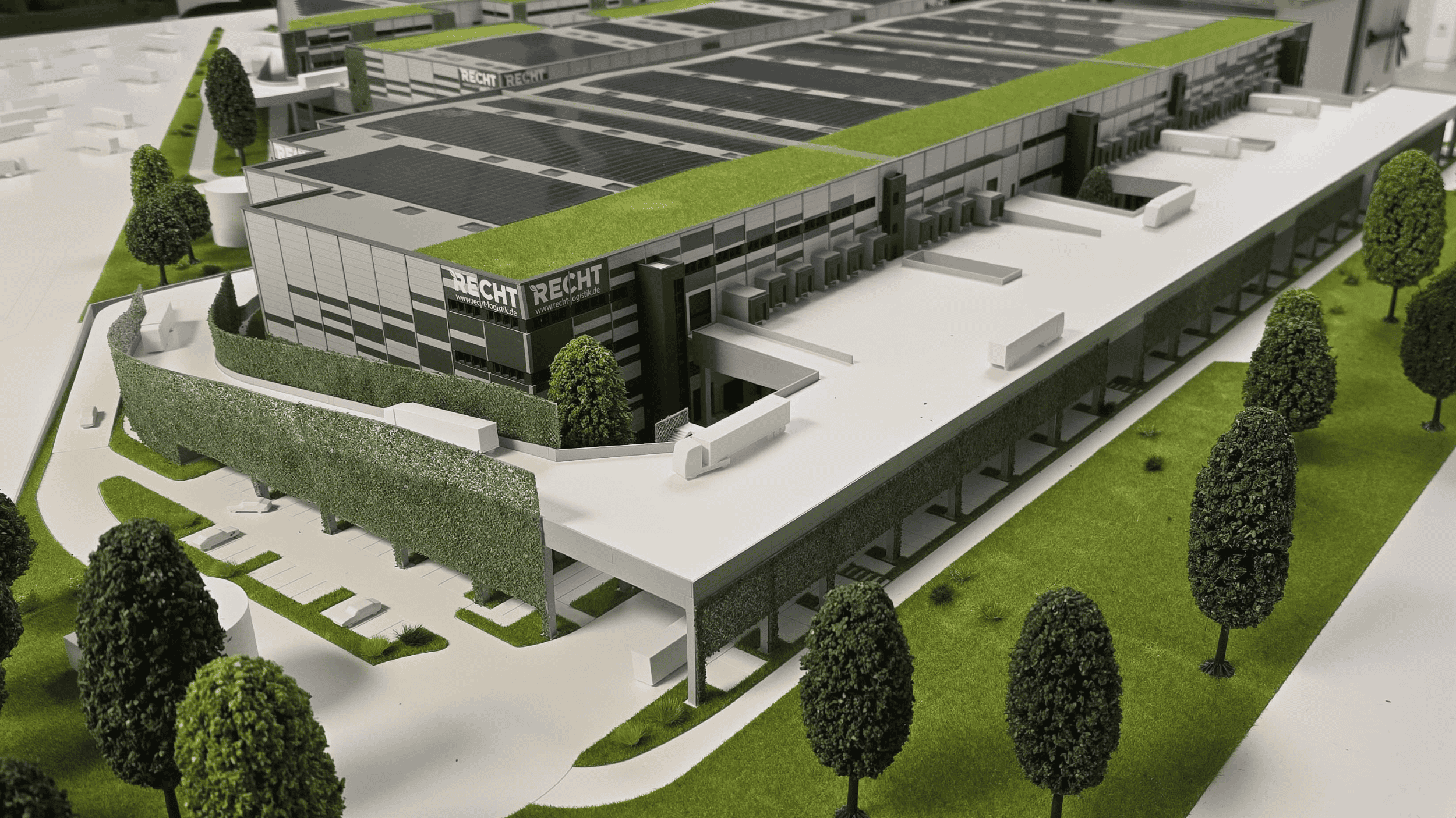 Architekturmodell des Fusion One Logistikzentrums mit großflächiger Logistikhalle, Straßenführung und Auffahrrampen