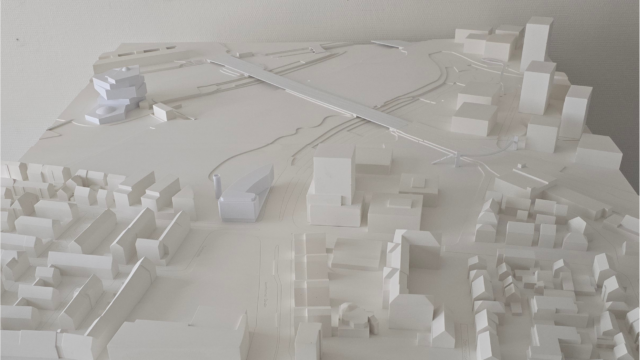Zwei Modulplatten eines Gips-Umgebungsmodells: Bestandsbebauung und Stadtraum in neutraler, klarer Kubatur.
