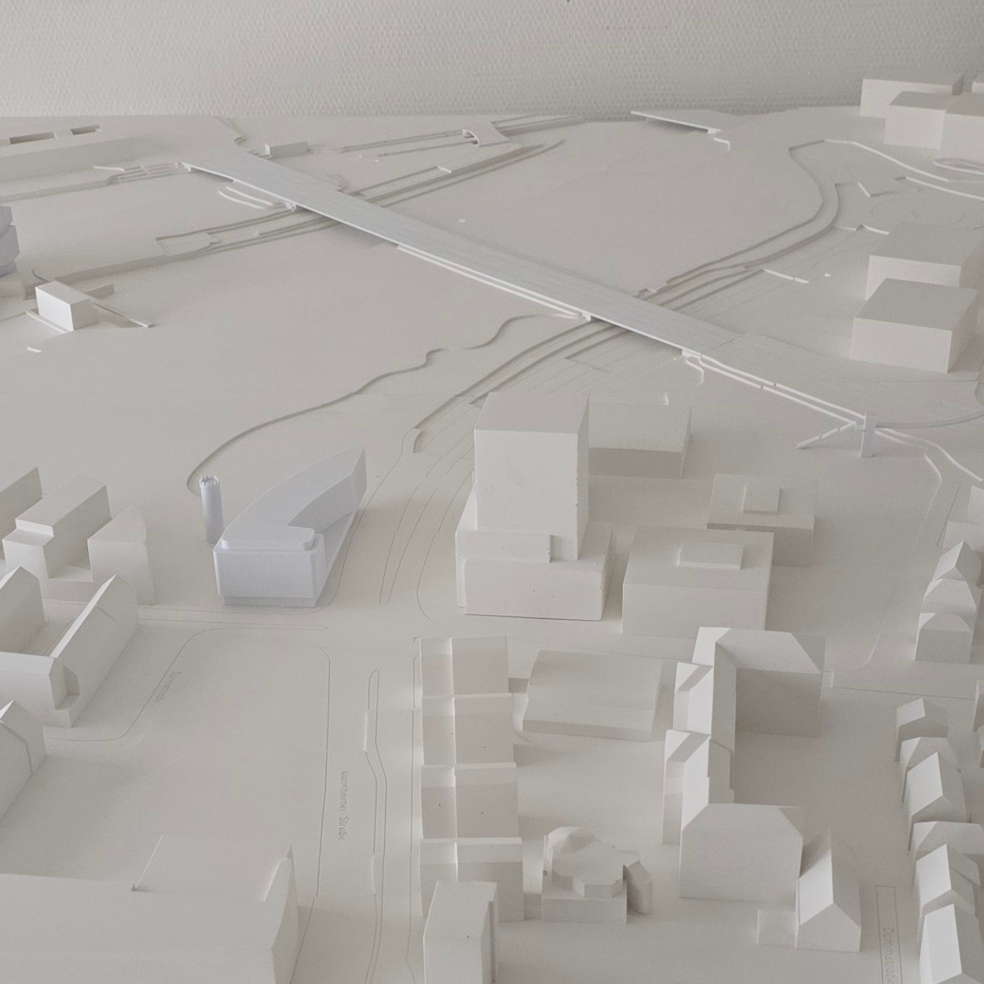 Zwei Modulplatten eines Gips-Umgebungsmodells: Bestandsbebauung und Stadtraum in neutraler, klarer Kubatur.