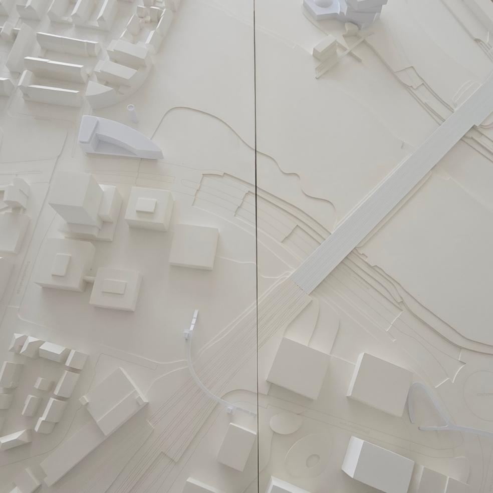 Gips-Umgebungsmodell Heilbronn in Schrägansicht: Bestandsvolumen und Straßenraum als ruhiger Kontext für die Bewertung.