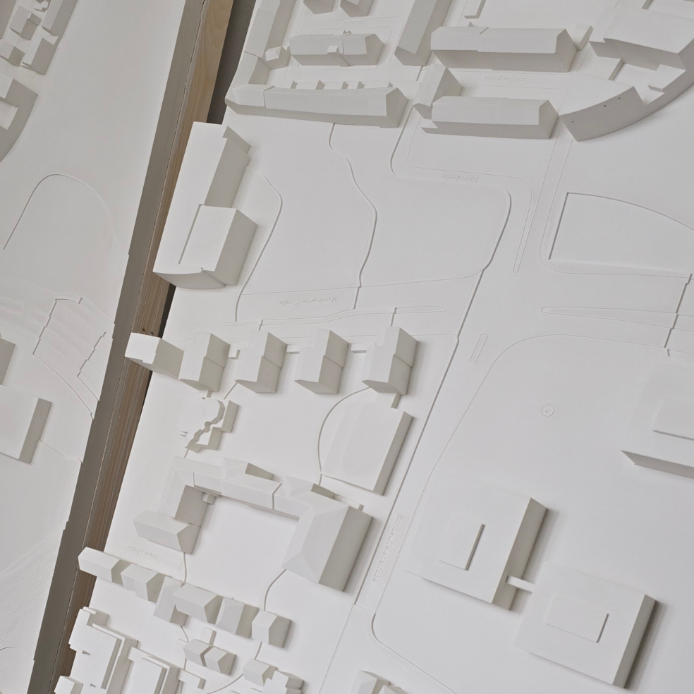 Detailansicht eines Gips-Umgebungsmodells in Heilbronn: Straßenräume und Bestandskubaturen in neutraler Darstellung.