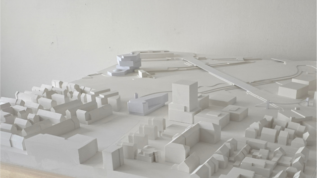 Zweiteiliges Gips-Umgebungsmodell für einen Wettbewerb in Heilbronn – Gesamtübersicht mit Modultrennung für Transport.