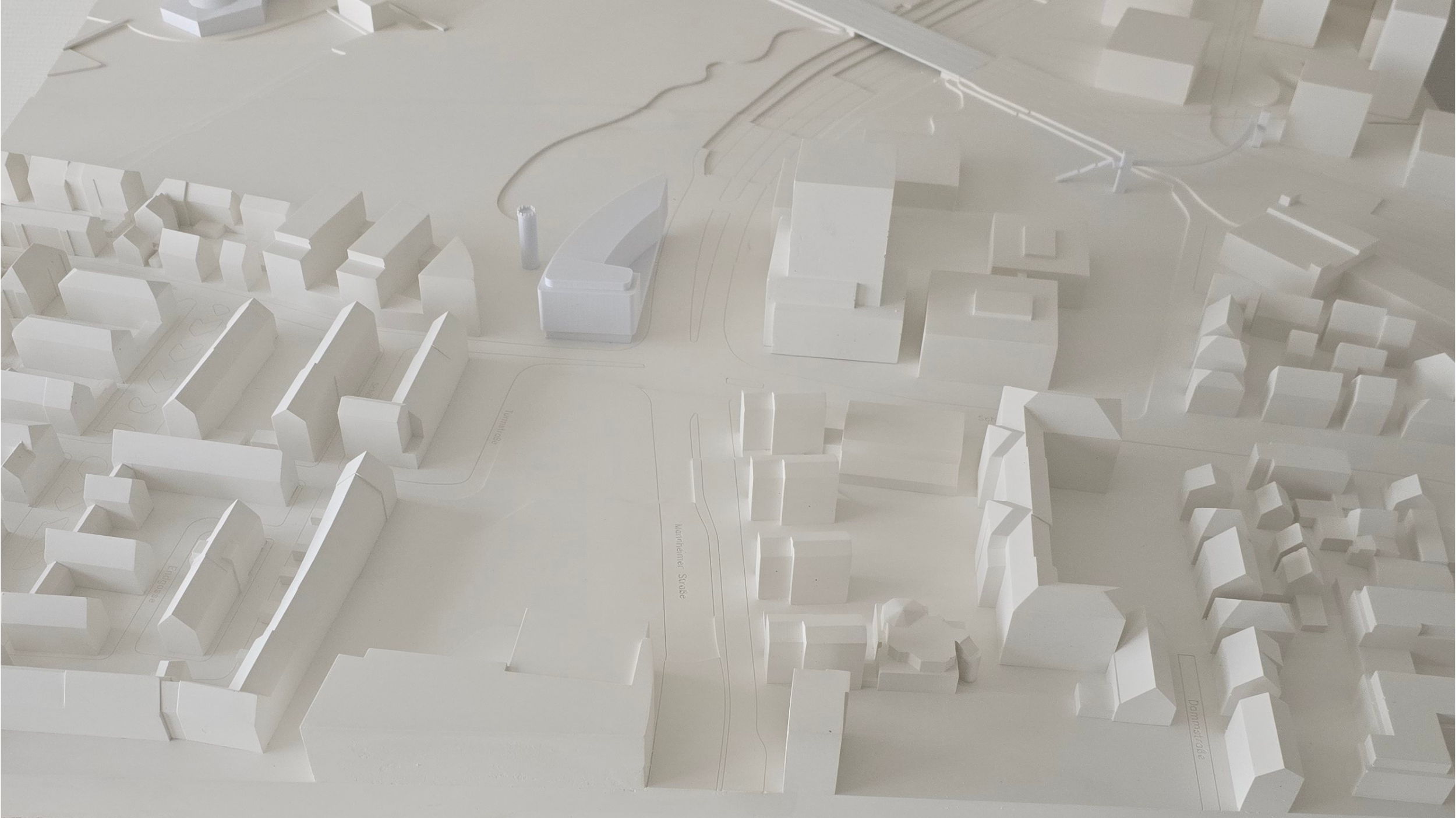 Schrägansicht eines Gips-Umgebungsmodells: städtebaulicher Kontext mit Straßen, Plätzen und Bestandsvolumen.