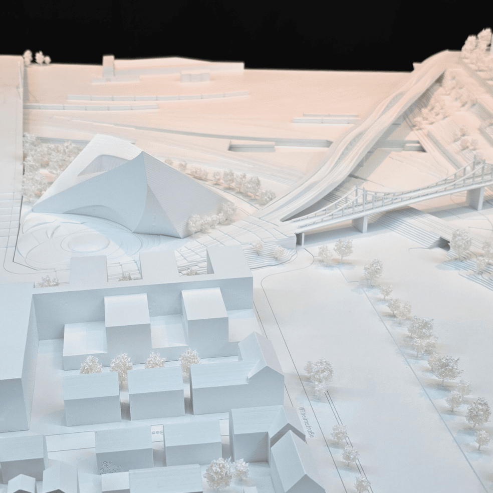 Weißes Kontextmodell mit Solitärbau und umgebender Stadtstruktur in Ulm.