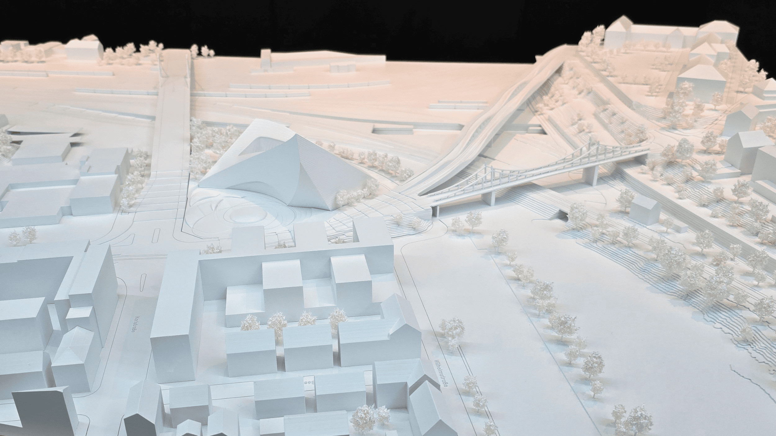 Weißes Kontextmodell mit Solitärbau und umgebender Stadtstruktur in Ulm.