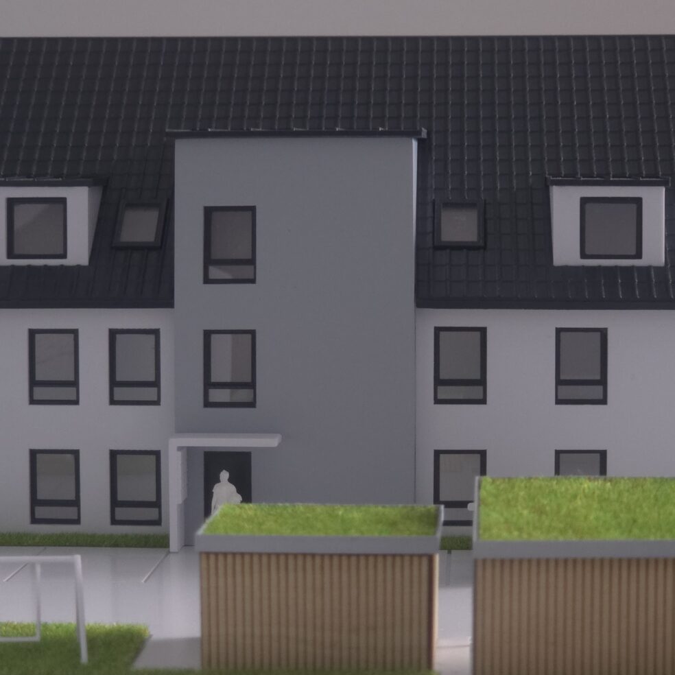 Frontansicht des Mehrfamilienhaus-Modells 1:100 mit Satteldach und Fenster-/Fassadenraster.