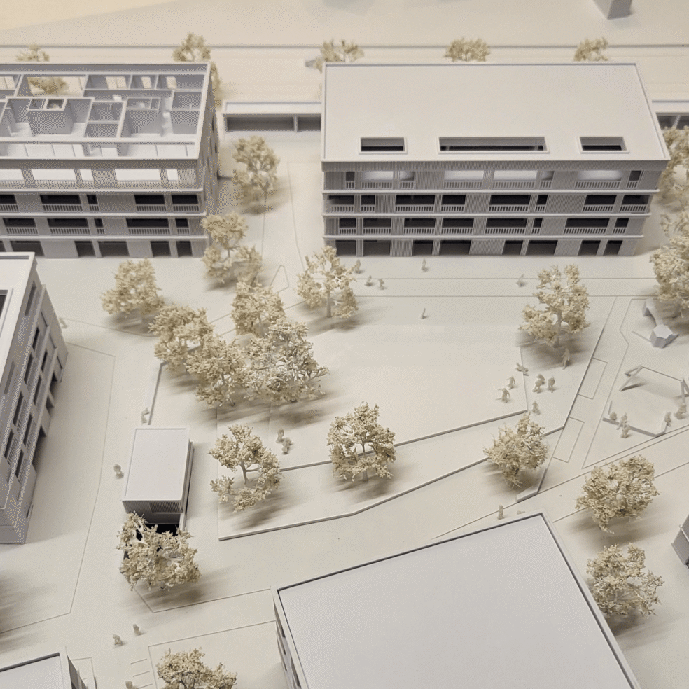 Draufsicht auf das Architekturmodell des Wohnquartiers ELLA Langenargen mit Innenhof, Grünraum und Gebäudestruktur.