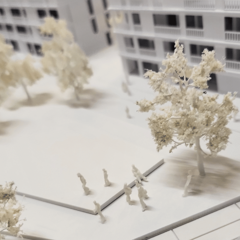 Straßenperspektive des Architekturmodells ELLA Langenargen mit Wohnbauten, Balkonen und angrenzender Bebauung.