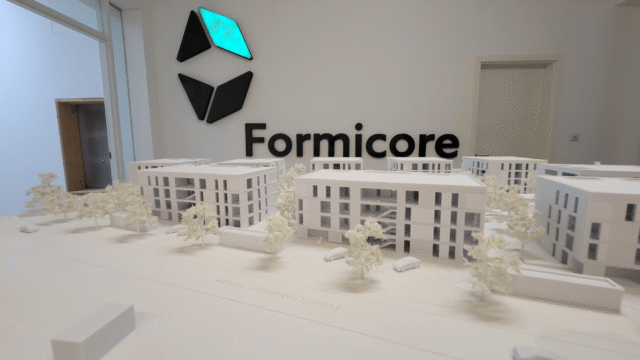 Übersicht des Architekturmodells ELLA Langenargen im Maßstab 1:200 mit Wohngebäuden, Grünflächen und Umfeld.