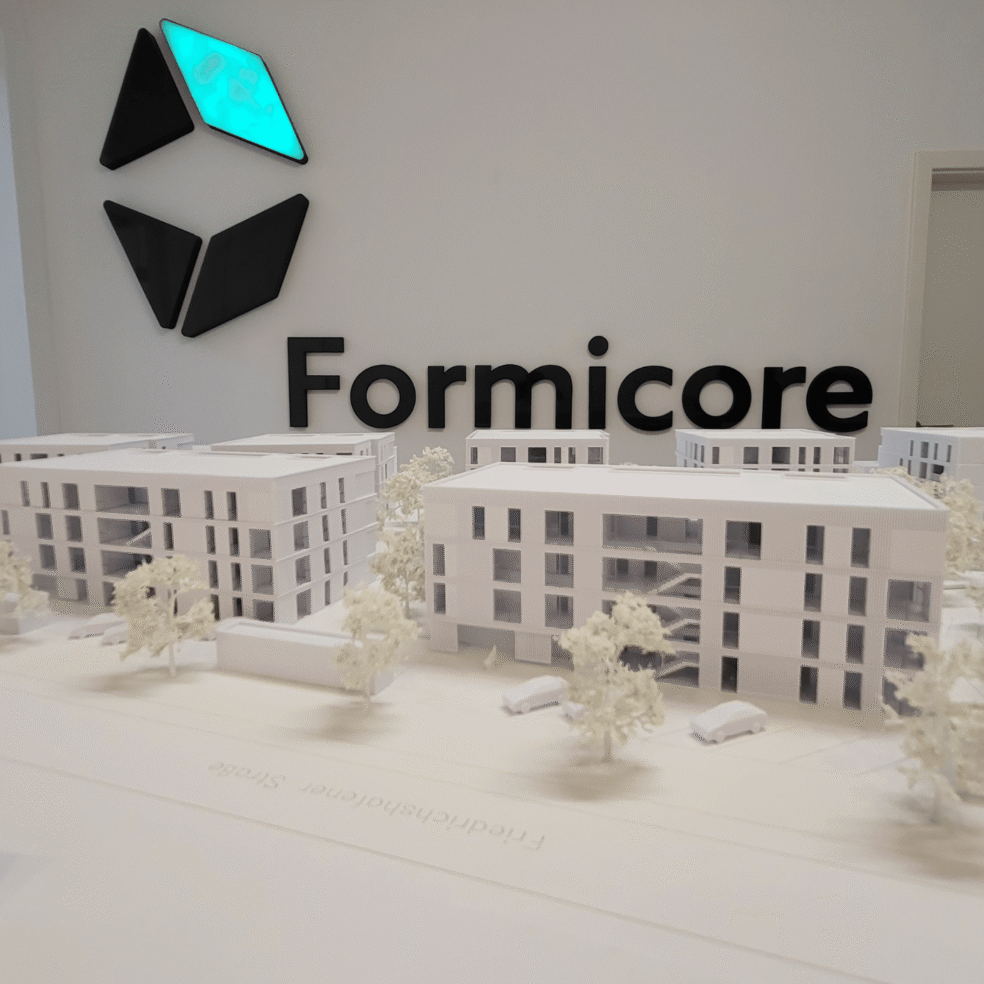 Übersicht des Architekturmodells ELLA Langenargen im Maßstab 1:200 mit Wohngebäuden, Grünflächen und Umfeld.