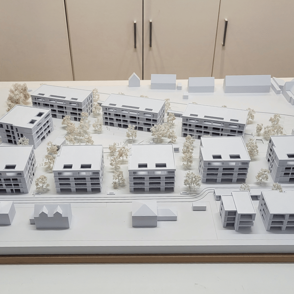 Architekturmodell des Wohnquartiers ELLA in Langenargen mit mehrgeschossigen Wohnbauten und Freiraumstruktur.