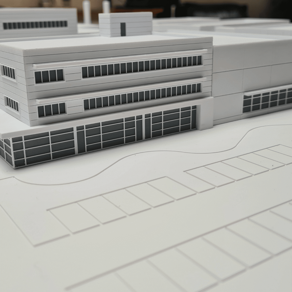 Detail des Architekturmodells des ZSW Ulm mit Parkplatzflächen und Eingangsbereich eines Gebäudes