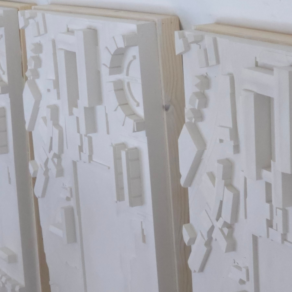 Gips-Umgebungsmodell Lörrach (Gebäude A) – Massenmodell 1:500 für den Wettbewerb.