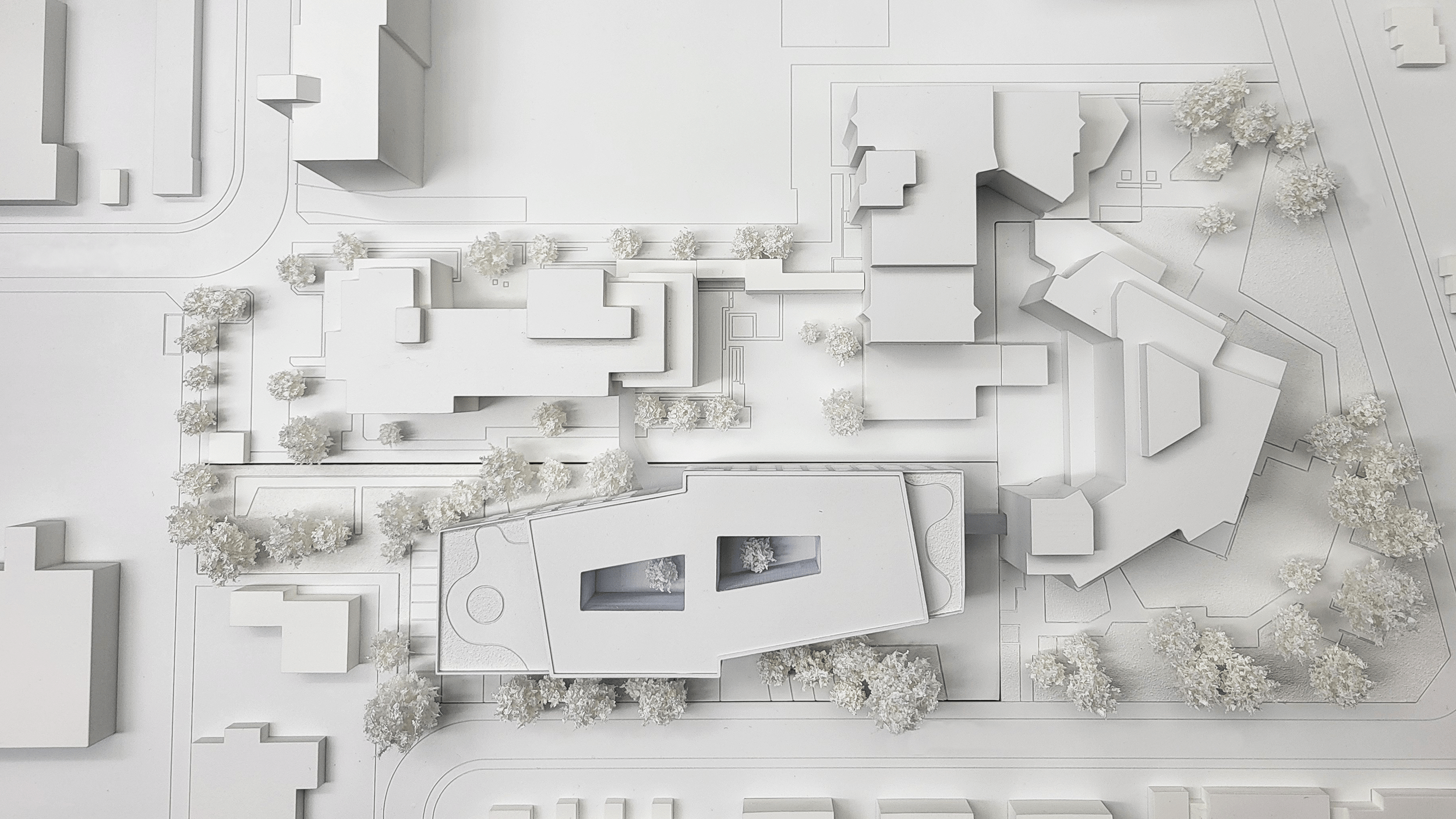 Detailliertes Wettbewerbsmodell eines Bürogebäudes aus der Vogelperspektive, mit Fokus auf innovative Architektur und funktionales Design.