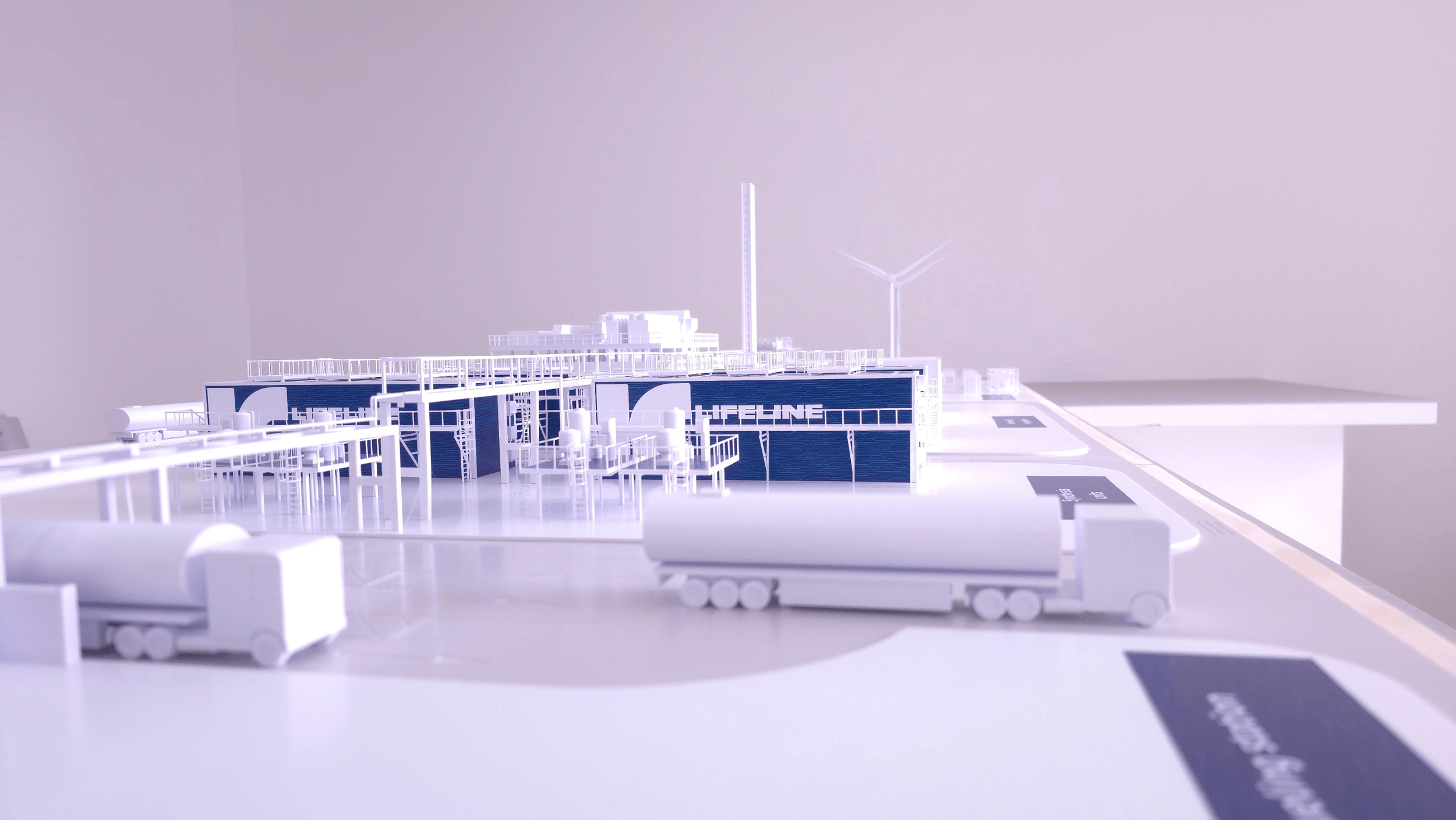 Filigrane Plattformen, Geländer und Treppen am INERATEC Anlagenmodell 1:100