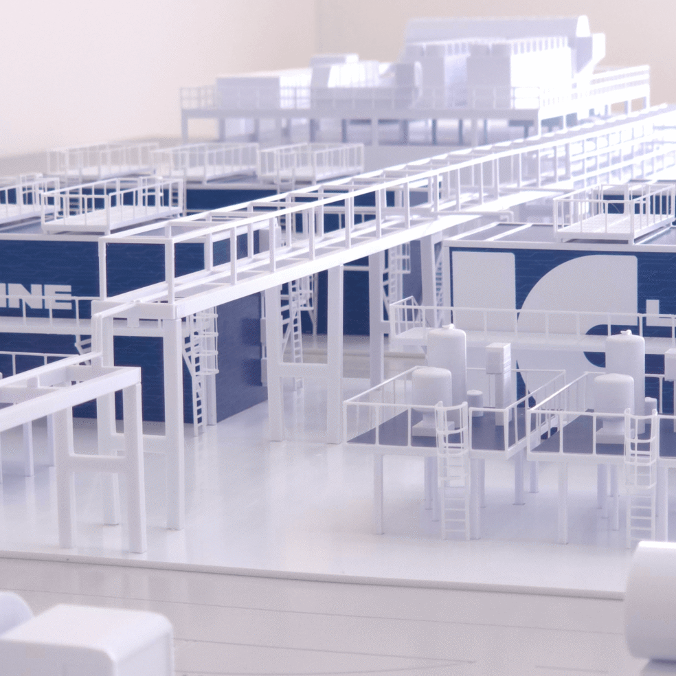 Anlagenmodell 1:100 mit farblich hervorgehobenen Modulen und weißem Kontextbereich