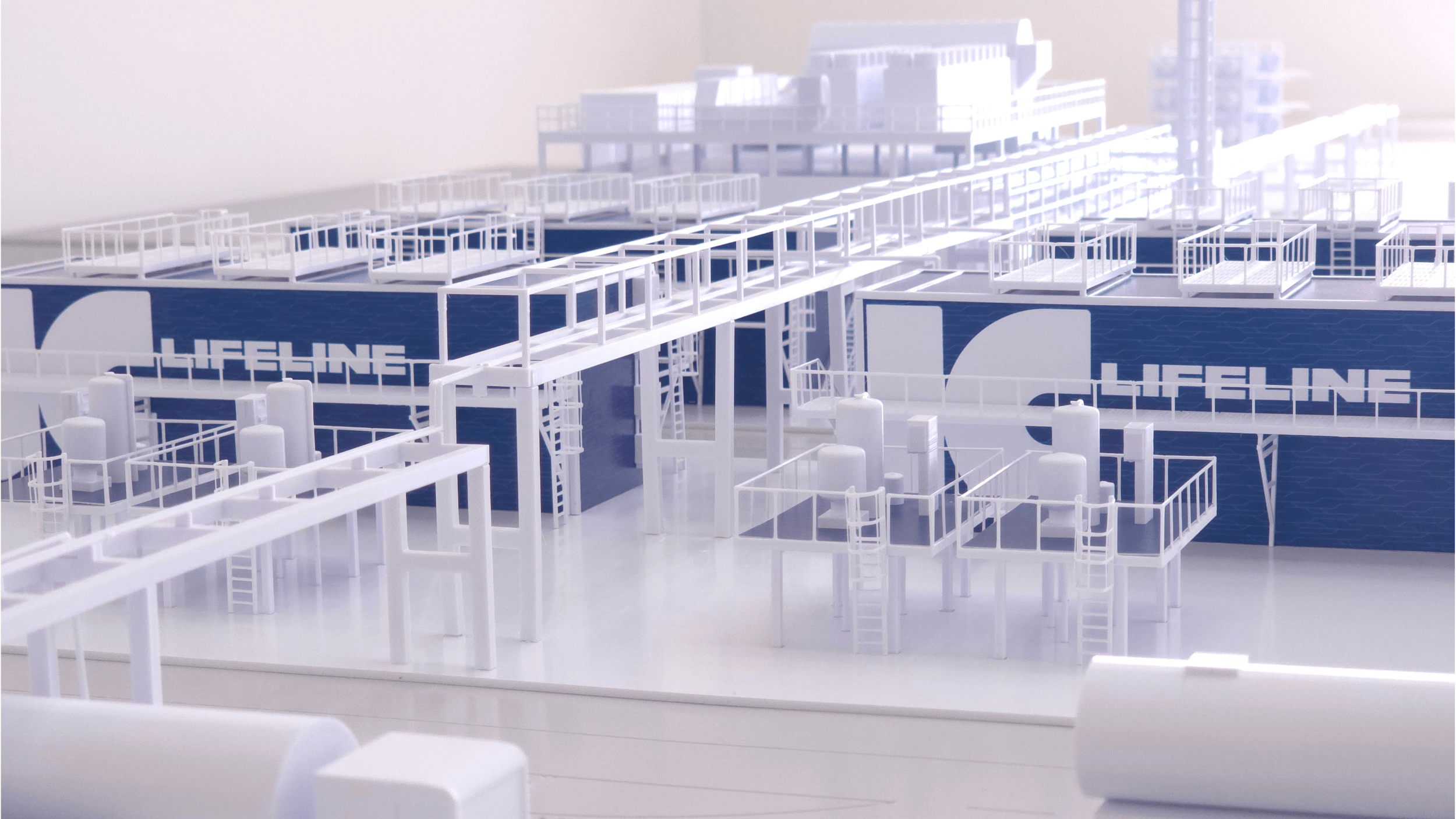 Anlagenmodell 1:100 mit farblich hervorgehobenen Modulen und weißem Kontextbereich