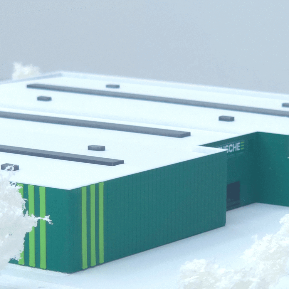 Detailansicht des Kommunikationsmodells mit Fassade, Unternehmenslogo und farblich abgesetzten Fassadenstreifen.