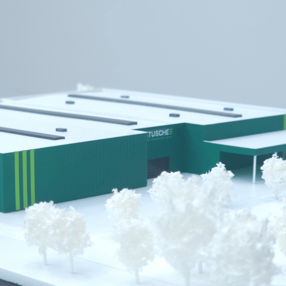 Perspektivische Ansicht des Kommunikationsmodells für das Holz Tusche Werk mit Hallenbau, Vordach und CI-Farben.