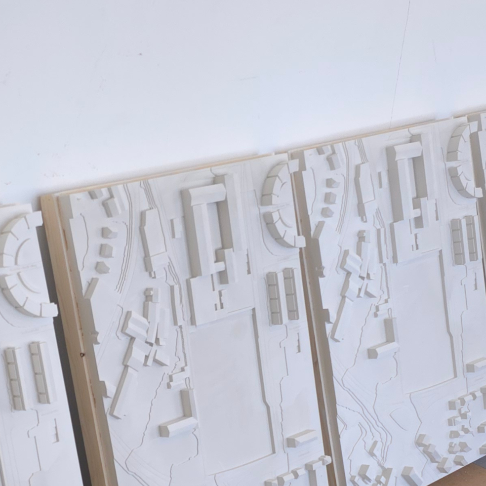Detail im Gipsmodell: Wegeführung und Erschließung im Umfeld – sauber graviert für klare Orientierung