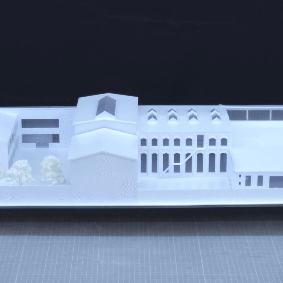 Ansicht des Präsentationsmodells mit historischer Bestandsfassade, Hallenöffnungen und ruhiger Gesamtwirkung.