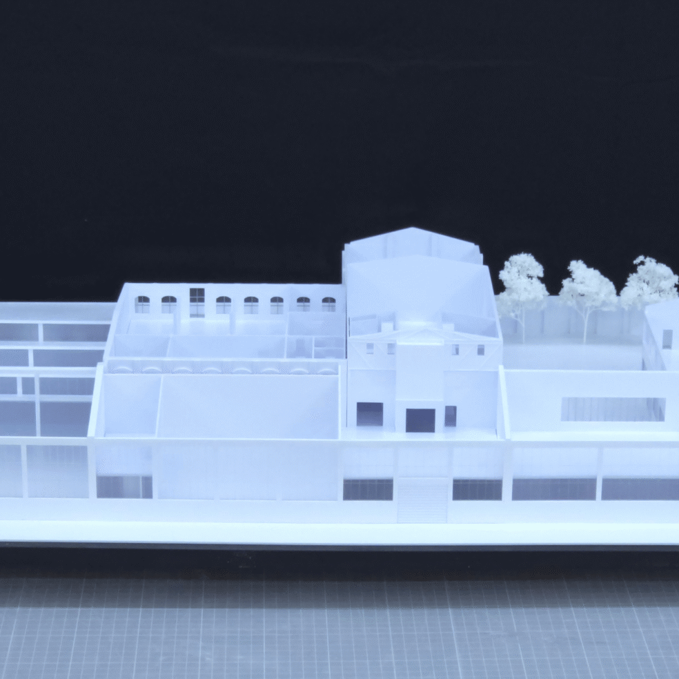 Frontansicht des Präsentationsmodells von Atelier Röhm mit abgenommenen Dachteilen zur Einsicht in den Altbau.