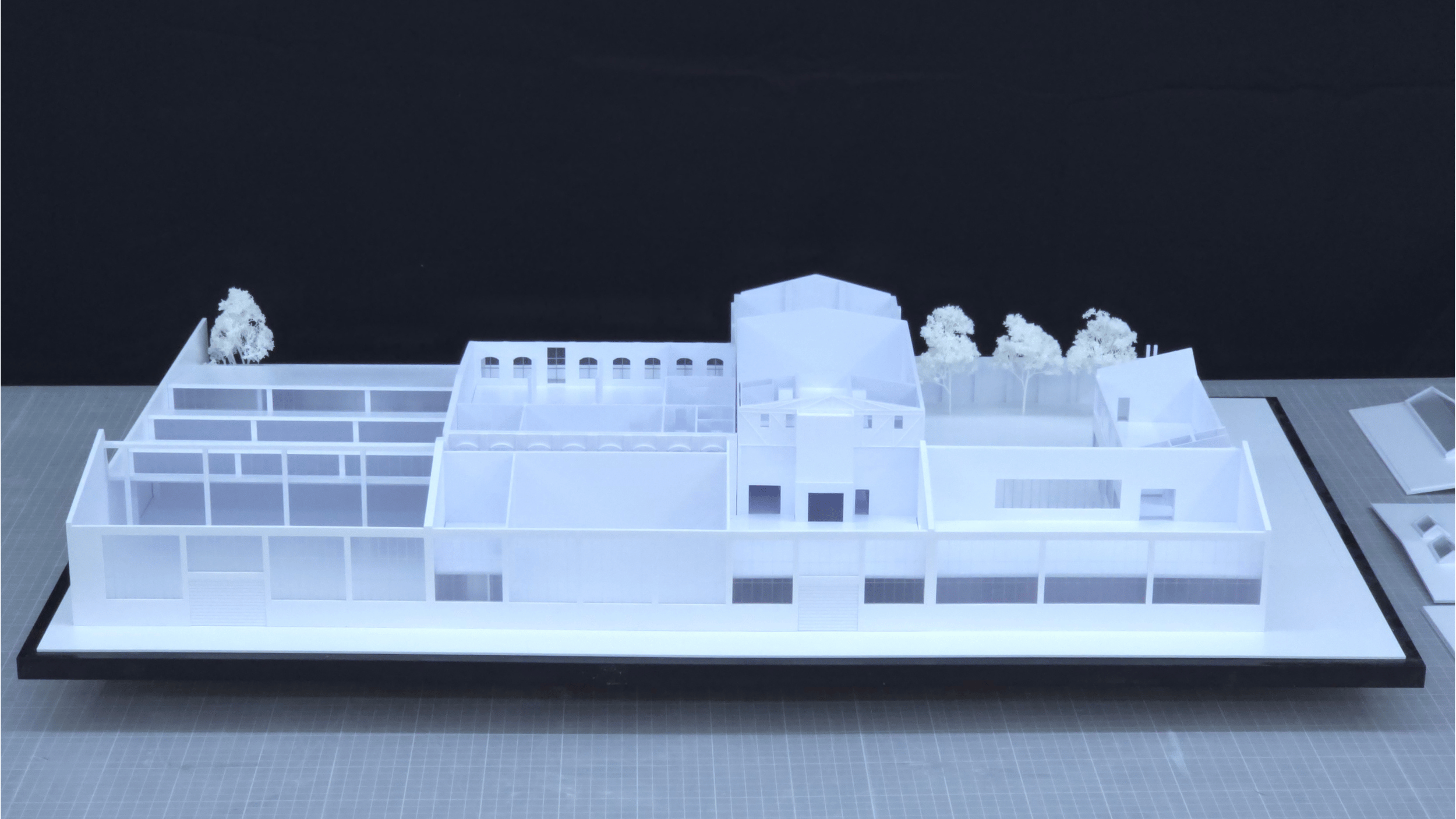 Frontansicht des Präsentationsmodells von Atelier Röhm mit abgenommenen Dachteilen zur Einsicht in den Altbau.