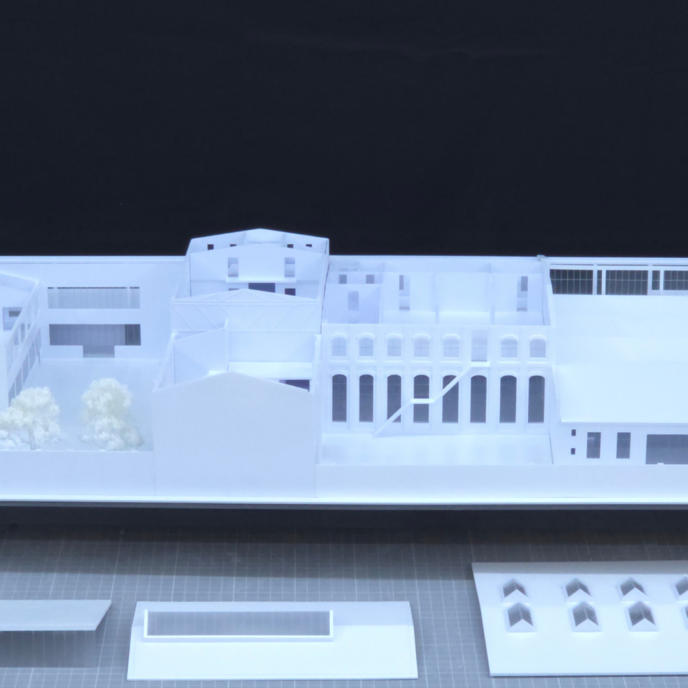 Gesamtansicht des Präsentationsmodells von Atelier Röhm mit Altbau, Innenhof, Hallen und Bestandsstruktur.
