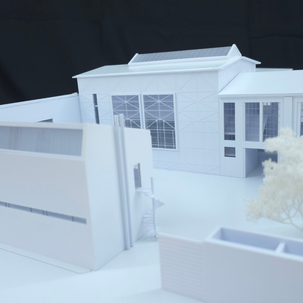 Perspektivische Ansicht des Präsentationsmodells für Atelier Röhm mit Innenhof, Hallenstruktur und Bestandsfassaden.