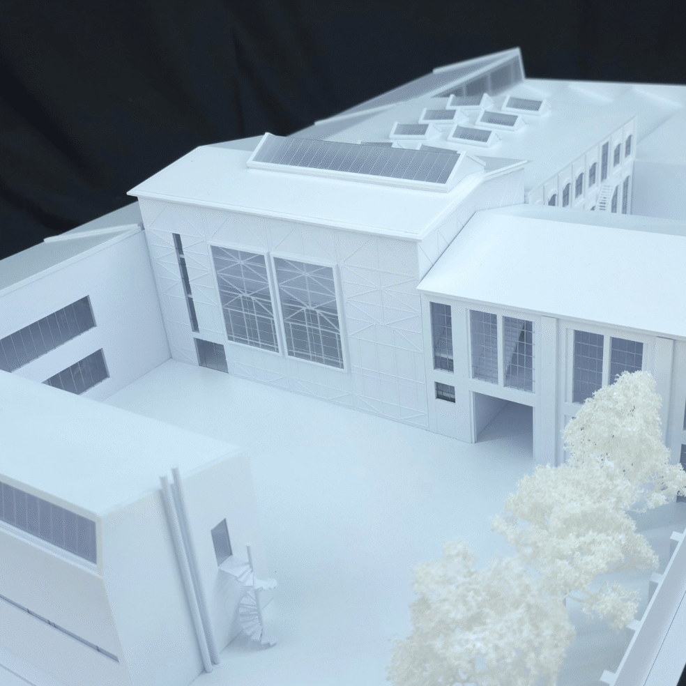 Rückansicht des Altbaumodells für Atelier Röhm mit Dachstruktur, Innenbereichen und abnehmbaren Dachelementen.