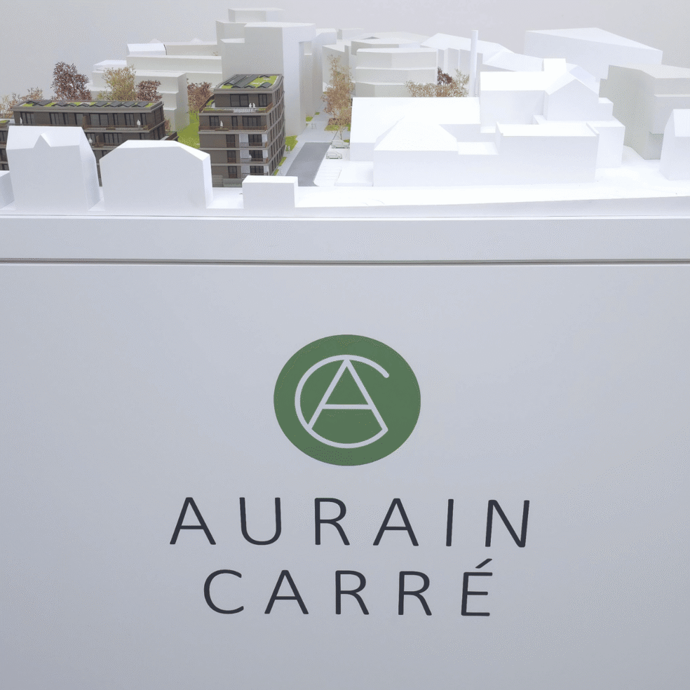 Architekturmodell Aurain Carré auf Präsentationssockel für die Ausstellung im Eingangsbereich