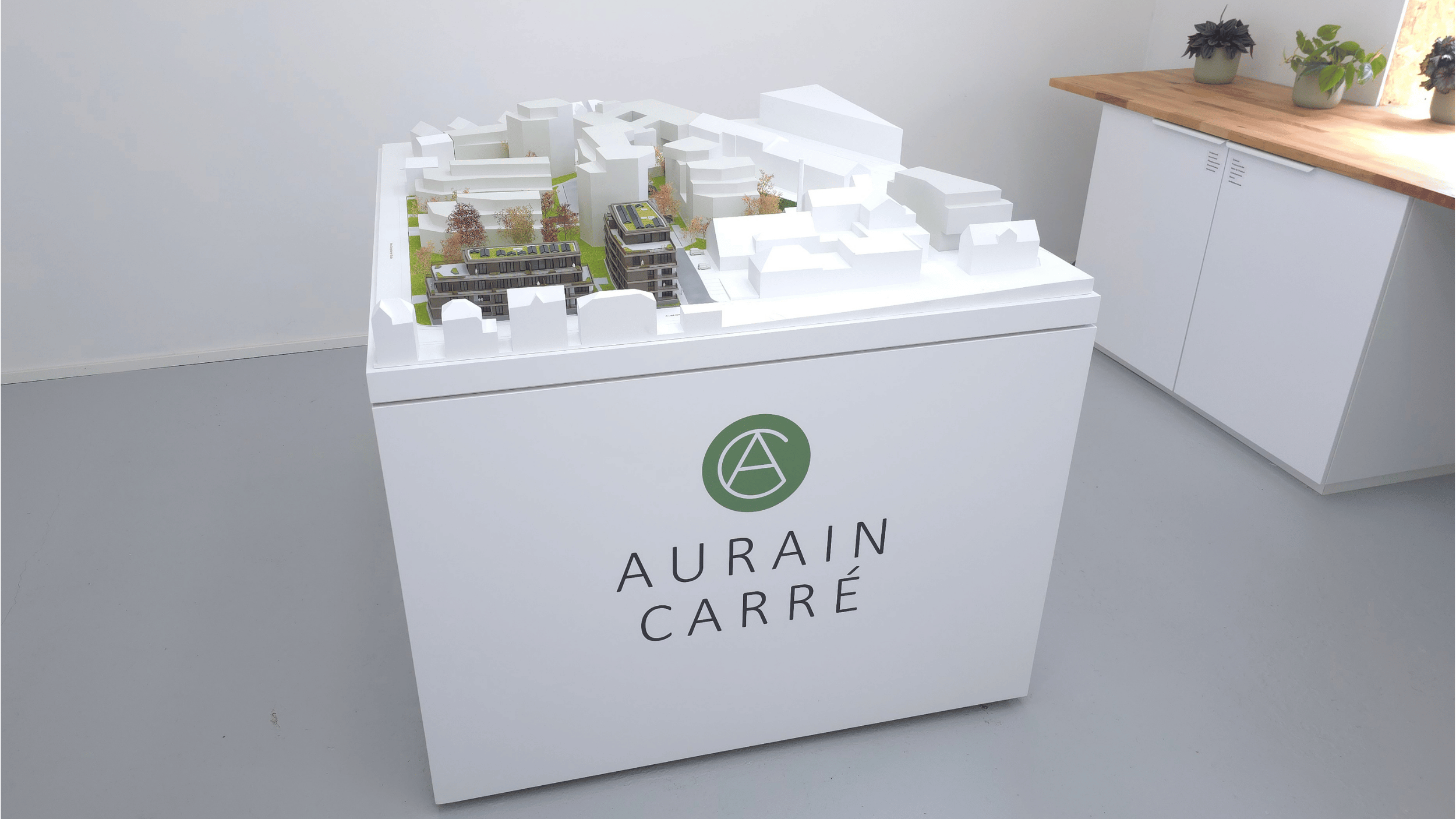Hochdetailliertes Wohnbau-Modell Aurain Carré mit dezent beleuchteten Innenräumen