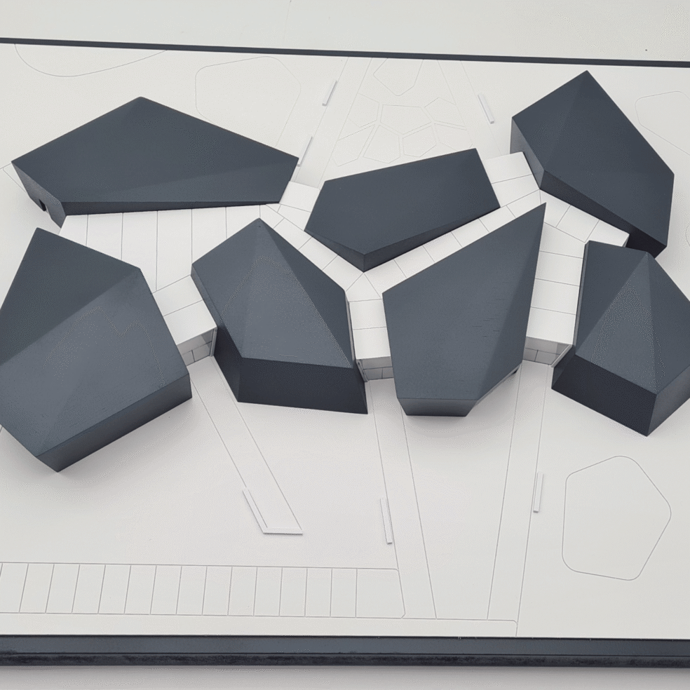 Ansicht des Präsentationsmodells in Siegen mit skulpturalen Museumsvolumen und klarer Wegeführung auf der Modellplatte.