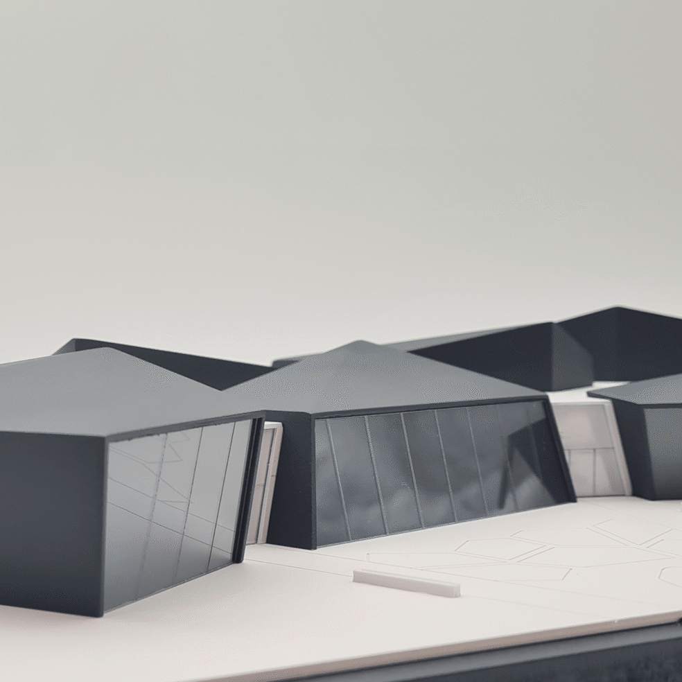 Detailansicht des Präsentationsmodells eines Museums in Siegen mit skulpturalen Baukörpern, Eingangsbereich und verglasten Fassaden.