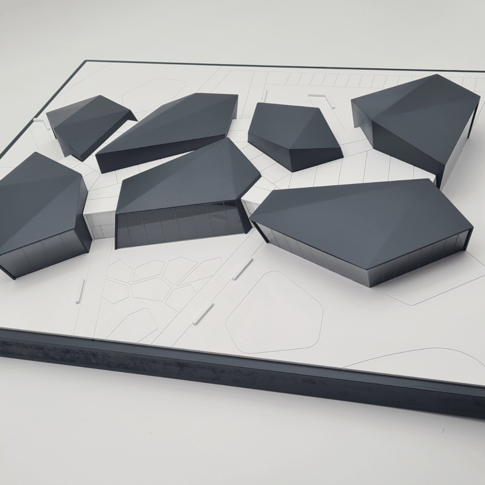 Draufsicht auf das Präsentationsmodell des Museums in Siegen mit polygonalen Baukörpern und zentraler Erschließungsfigur.