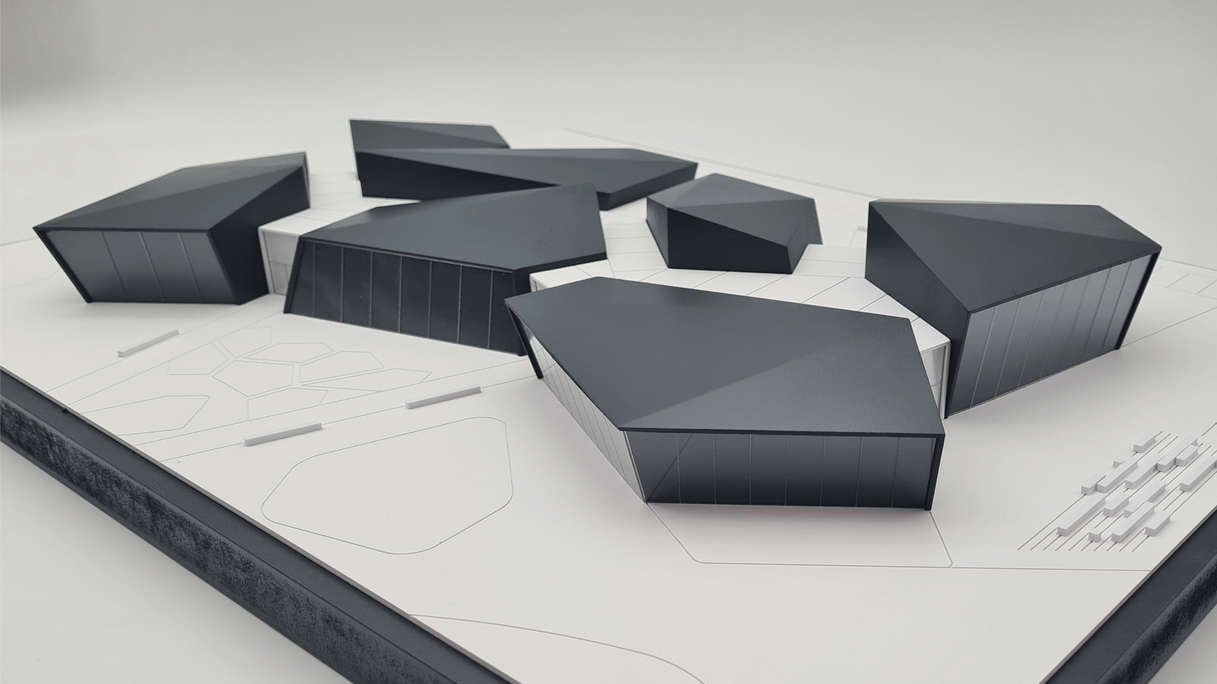 Schrägansicht des Museumsmodells in Siegen mit mehreren polygonalen Baukörpern und reduzierter Platzgestaltung.