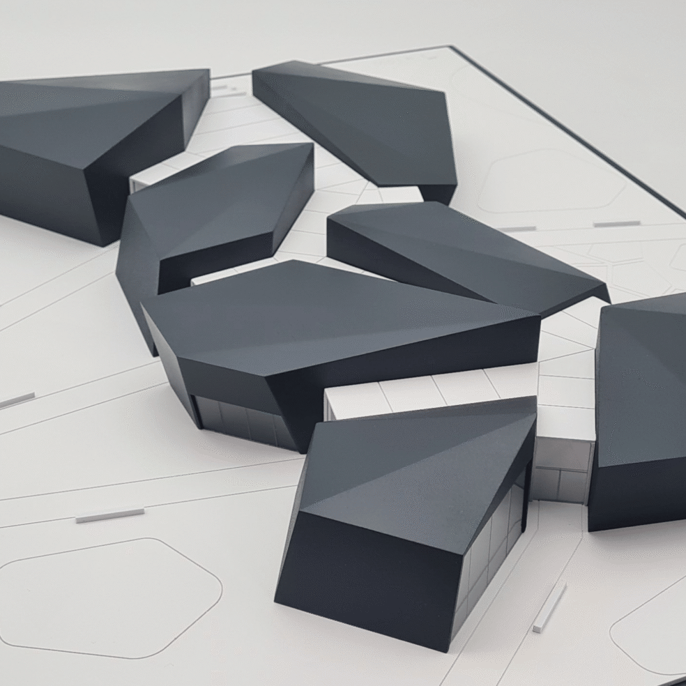 Übersicht des Präsentationsmodells für ein Museum in Siegen im Maßstab 1:200 mit polygonalen Baukörpern und zentralem Platzraum.