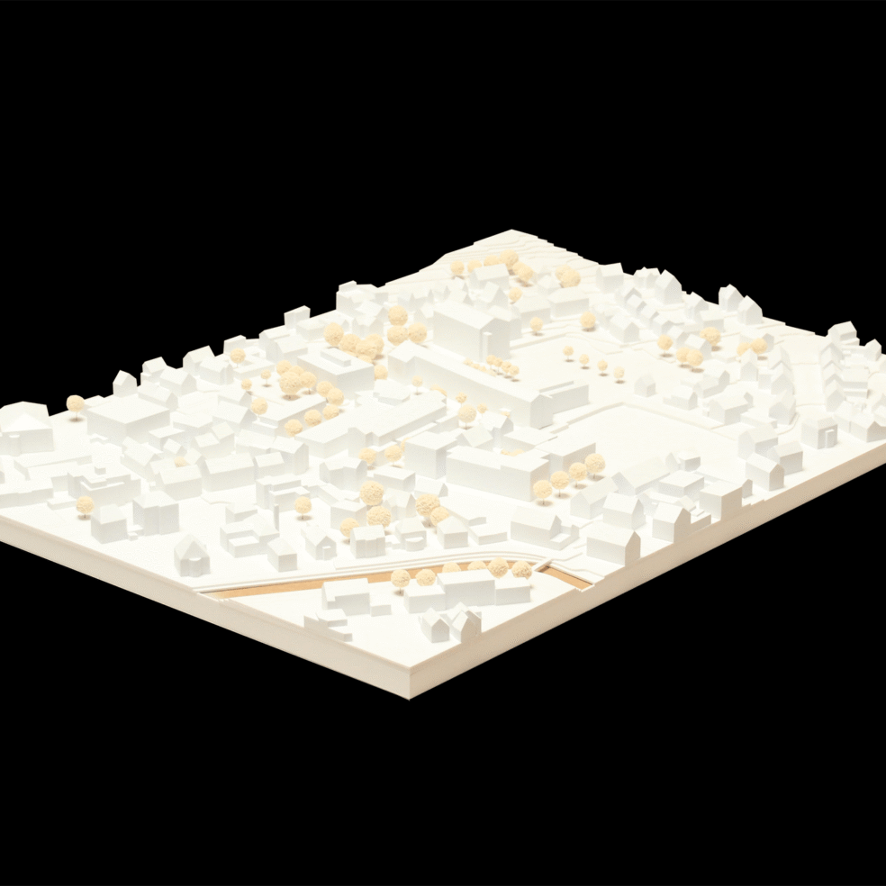 Schrägansicht des Städtebaumodells in Biberach mit Schulgebäuden, Umgebung und Baumreihen.
