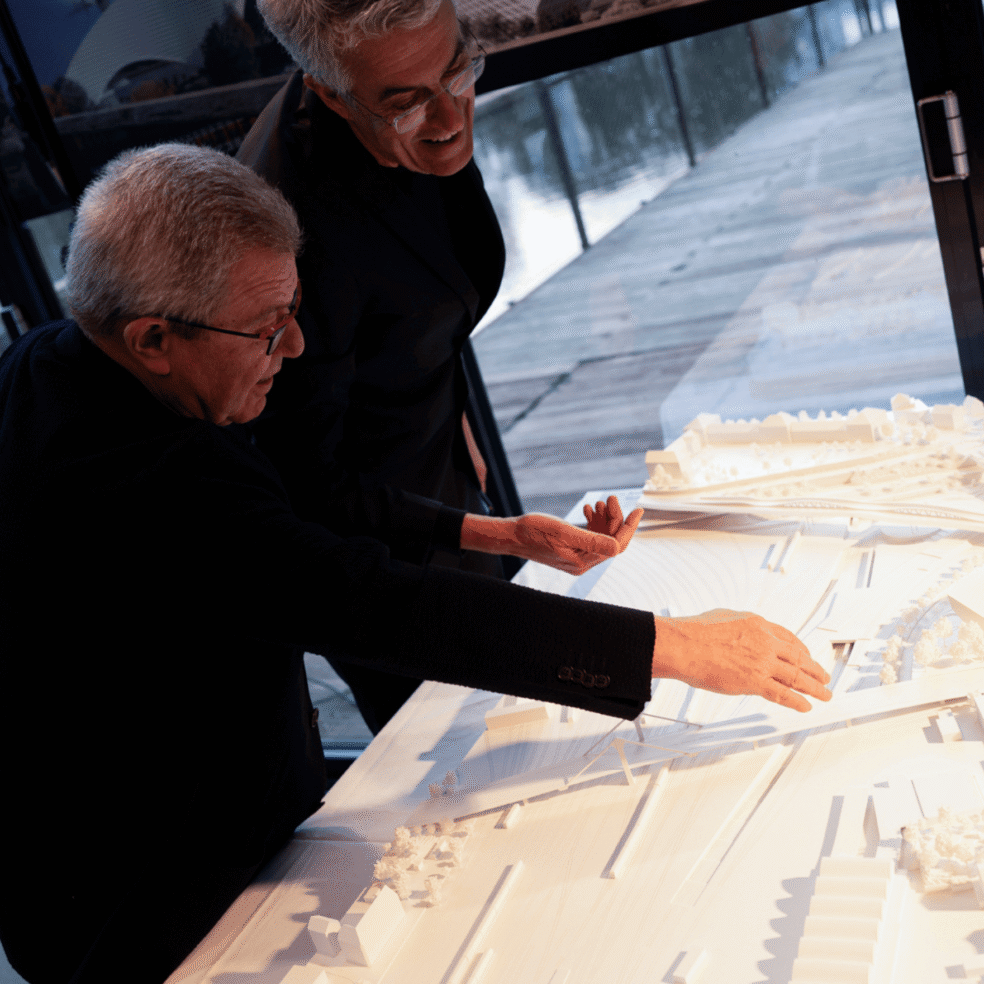 Museumsentwurf zwischen Neutorbrücke und Bahngleisen im Umgebungsmodell von Ulm.