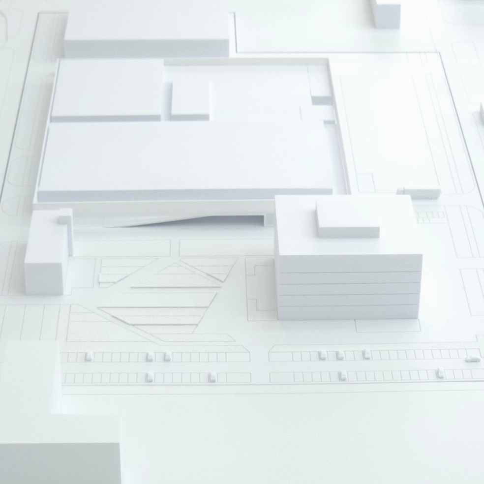 Frontansicht des Ausstellungssockels mit SWU-Logo und darauf platziertem Standortmodell.