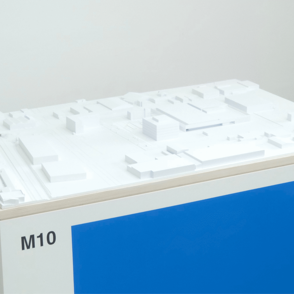 Gesamtansicht des weißen Umgebungsmodells des SWU-Standorts im Donautal mit Gebäuden und Umfeld.