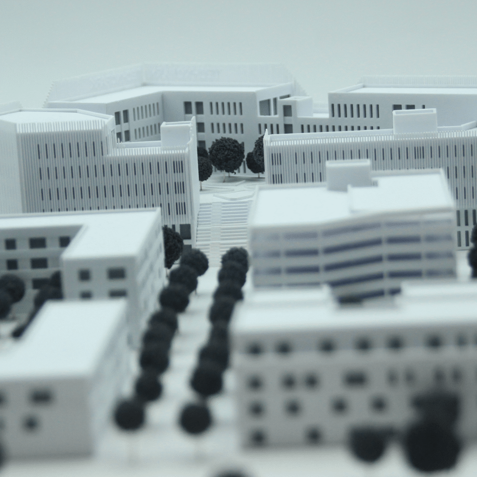 Blickachse durch das Architekturmodell des Technopark Hannover mit Vorplatz, Baumreihen und zentralem Gebäuderiegel.